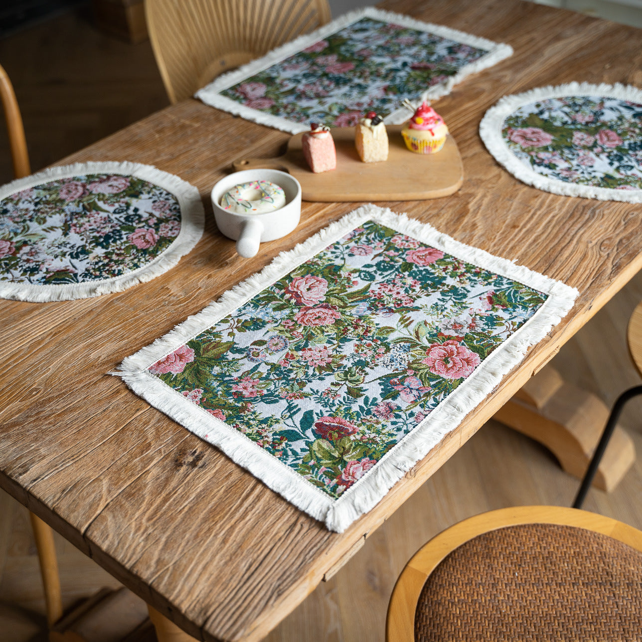 Floral Elegance: Tassel Dining Mat