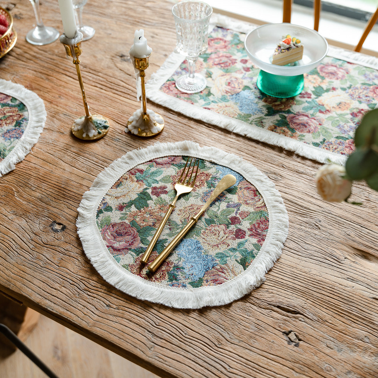 Floral Elegance: Tassel Dining Mat